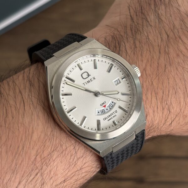 Q Timex GMT Quartz 38mm — Carátula Blanca Texturizada — Estilo Retro Vintage