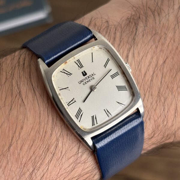 Universal Genève Vintage Manual 28mm — Caja Cojín Ultra-Plana — Números Romanos
