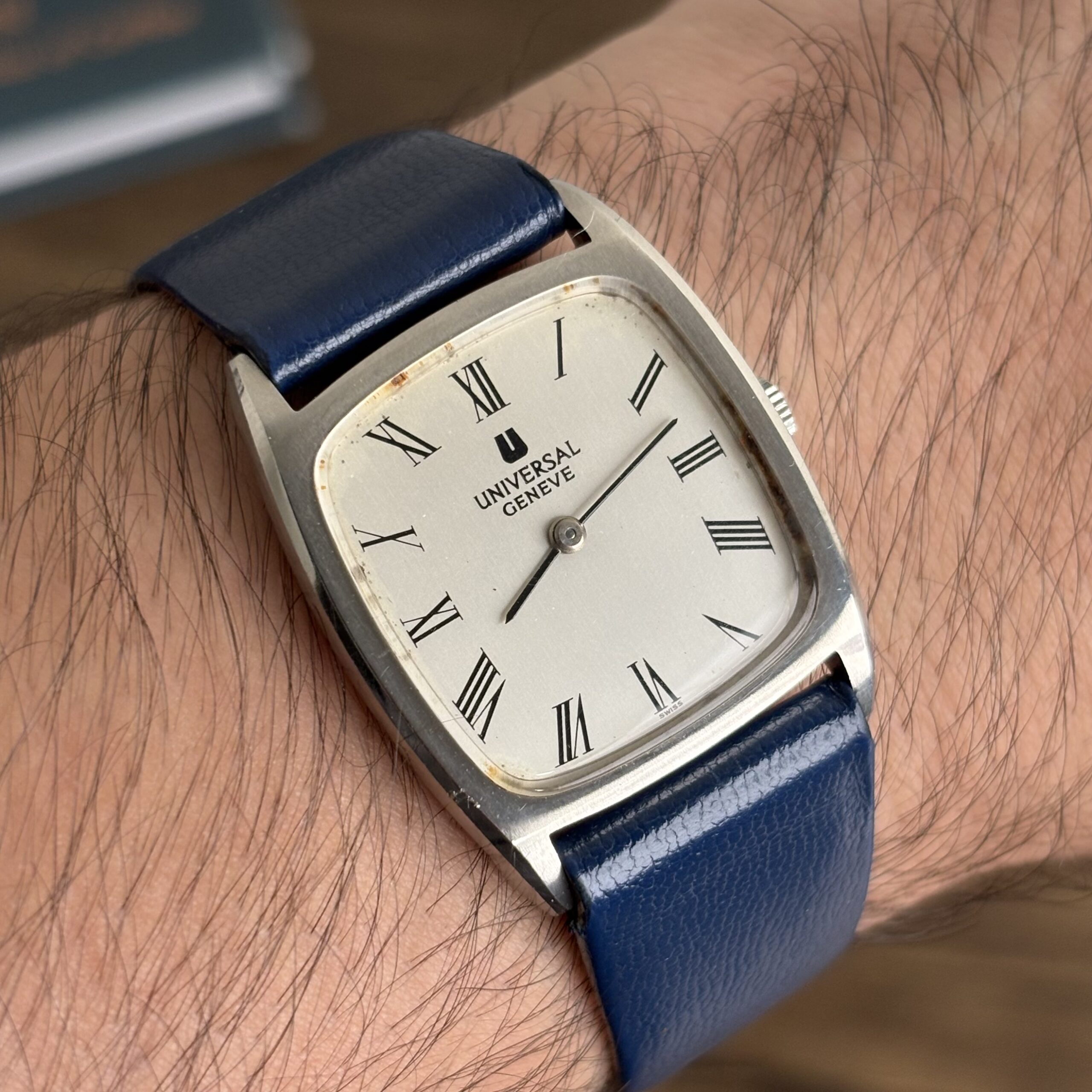 Universal Genève Vintage Manual 28mm — Caja Cojín Ultra-Plana — Números Romanos