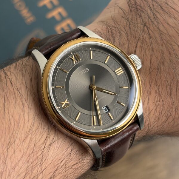 Oris Classic Date Automatic Bitono — Esfera Gris Texturizada — Solo Reloj